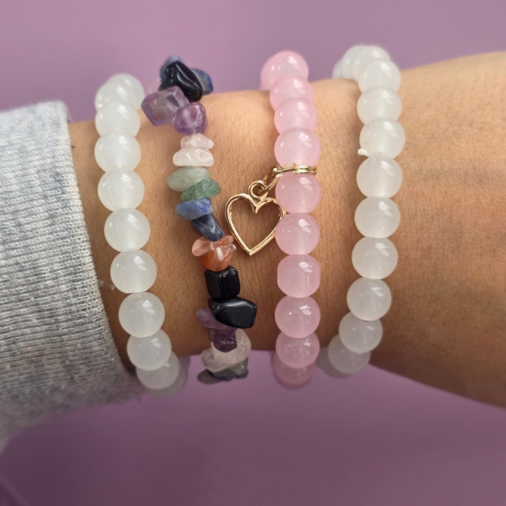 Set of‎ 4 Beaded Stretch Bracelets Pink White Multi-Color Stone Heart Charm H